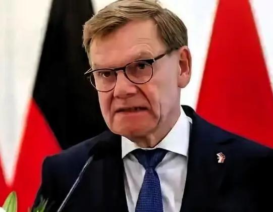 德国外长当着全世界的面，一句话把桌子掀了：我们宁可被美国一脚踹开，也绝不会回头看