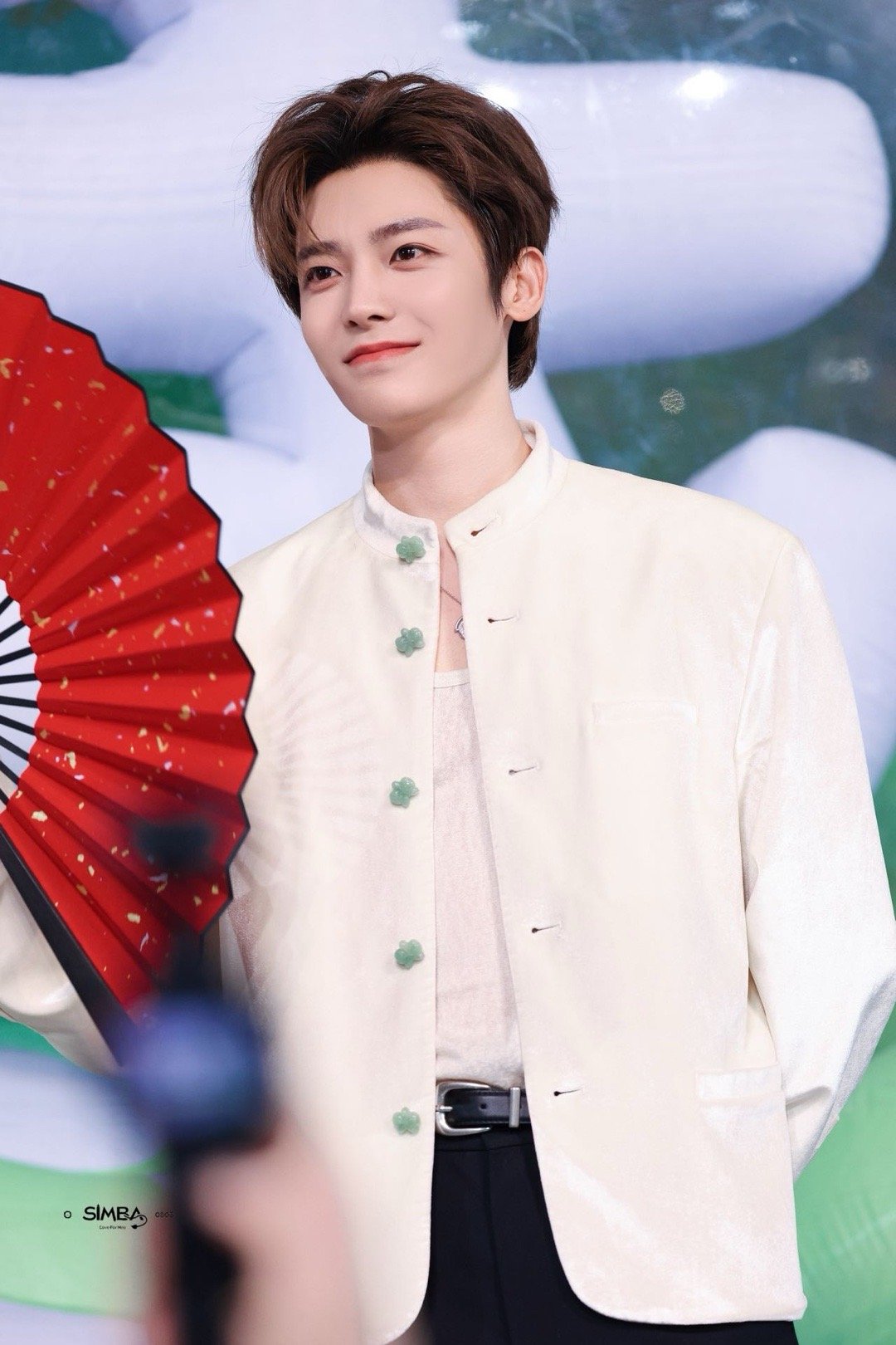 侯明昊嘴角自动上扬 不必刻意，笑容自有魔力！侯明昊那自动上扬的嘴角，像阳光穿透云