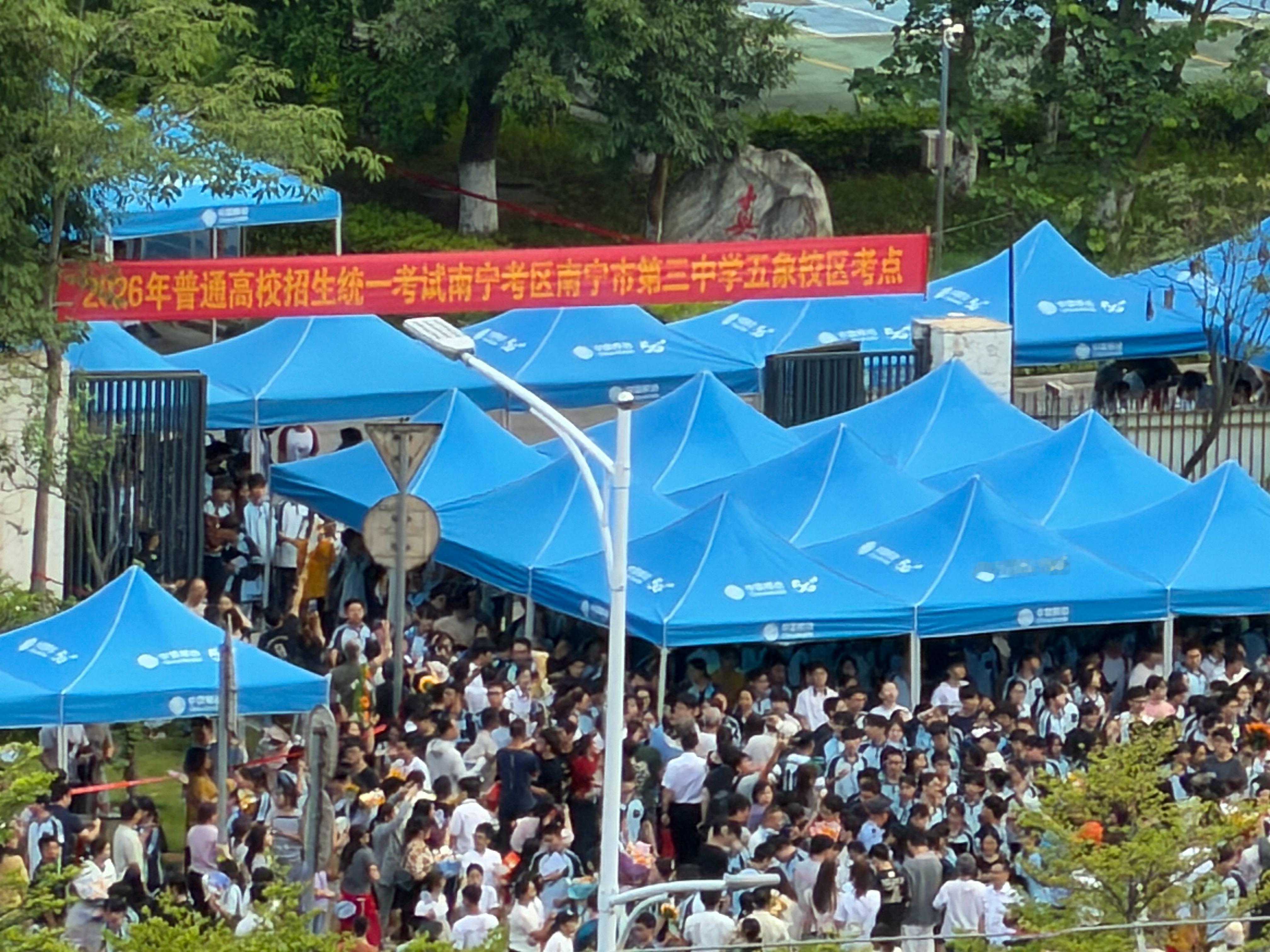 哦豁 考完解放了，真羡慕现在的学生呀 南宁·南宁三中(五象校区)