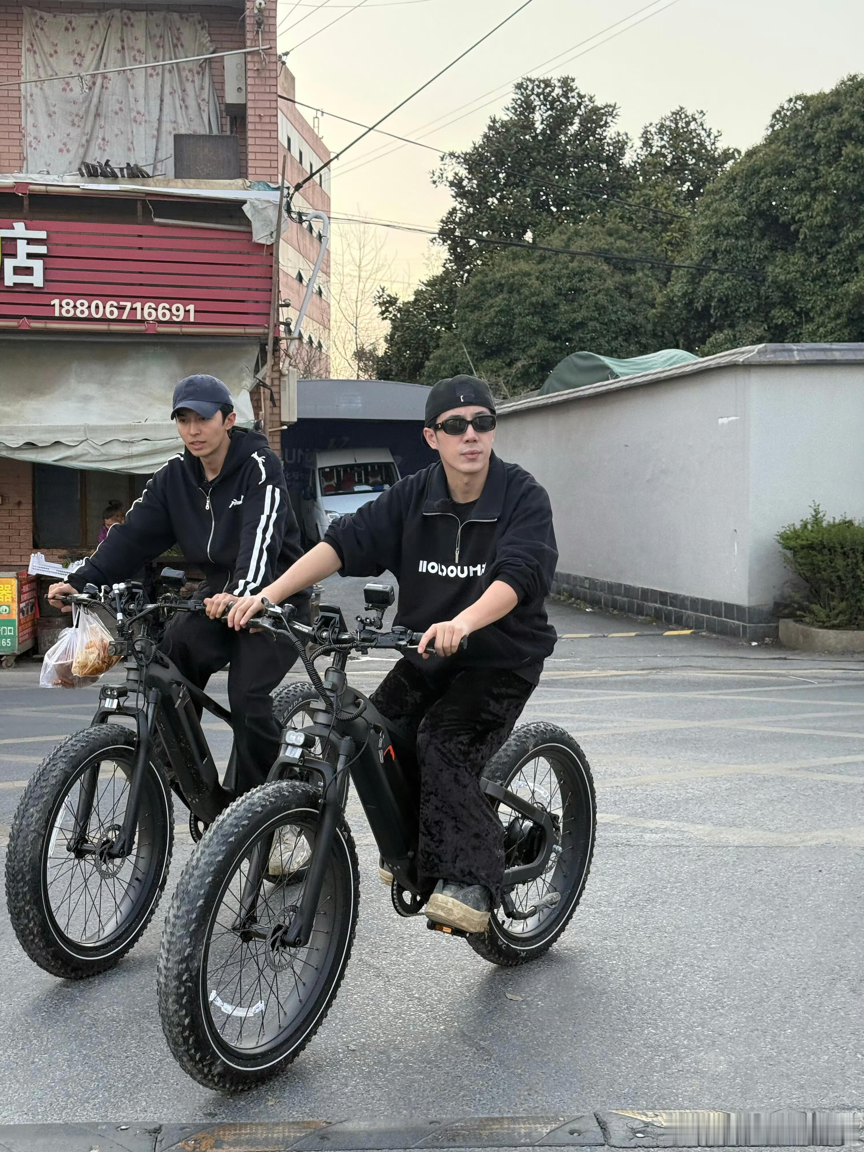 所以后陡门全员喜提新车喽~笑死了，之前好歹还是个电动的，现在咋成人力的了，感觉大