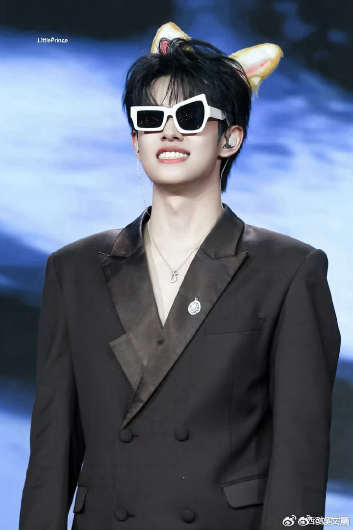 张极橘子头套 谁懂啊！张极戴橘子头套也太可爱了🍊 圆滚滚的造型配上他的小脸，元