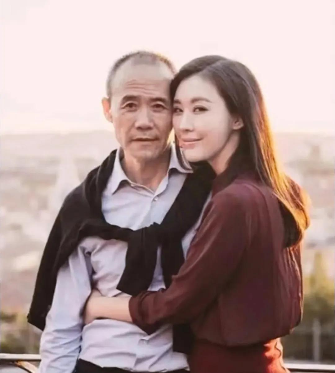 老王把水晶摆件砸了，那句“你拿我当客户维护呢？”听着真让人心里发毛。

    