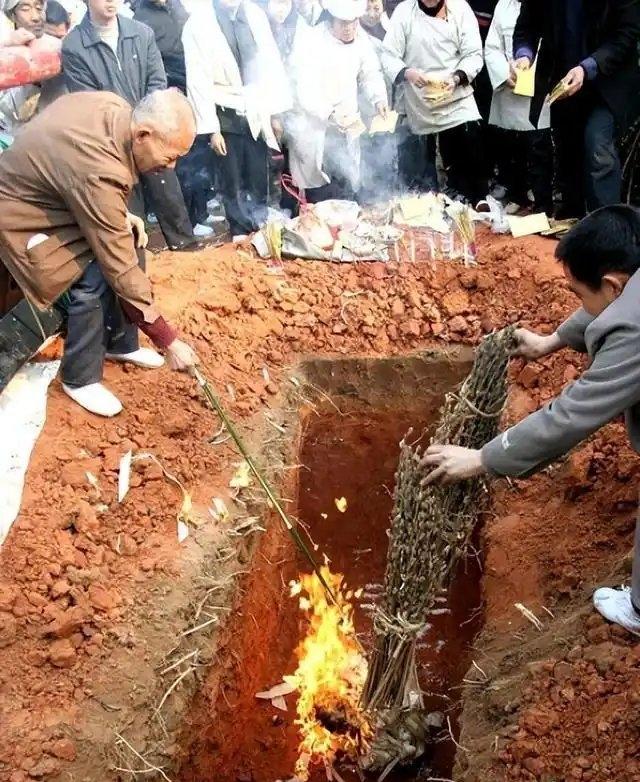 土葬不一定是最好的，人死后，身体还是“活的”！大部分人根本不知道，其实人在死后埋