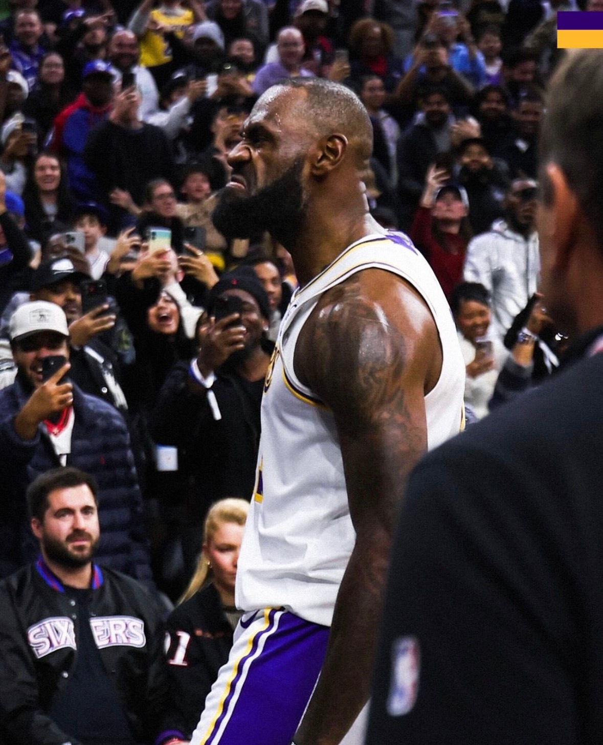 詹姆斯的总助攻数，已经超越保罗，太不可思议了。一个小前锋，和中锋比篮板，和空位比