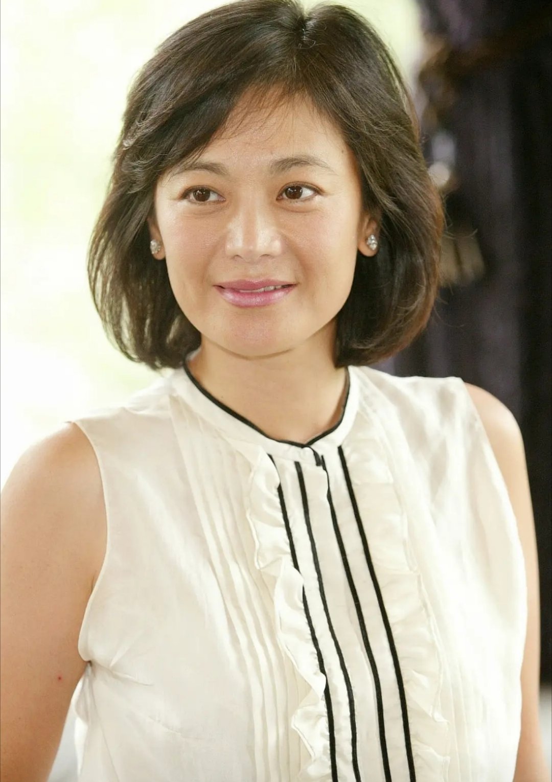 袁姗姗为啥突然从娱乐圈消失了啊远方终于传来了故人的消息，刷到孙坚抖上发了她 ，忽