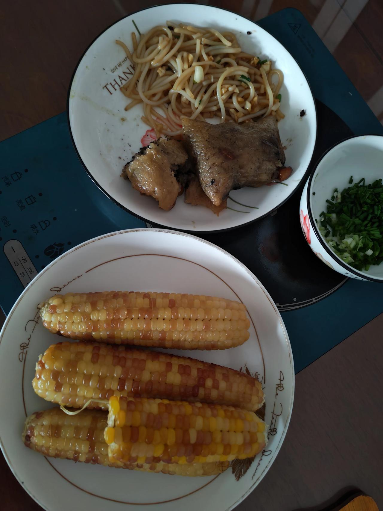 家常一餐，简单即是幸福
 
烟火气藏在普通的一日三餐里，不用大鱼大肉，简简单单就