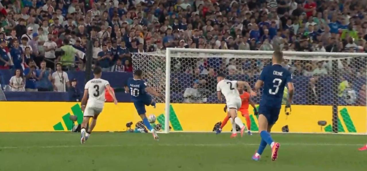 法国3-0伊拉克，看完比赛有三点切身感受。
1.比赛经历波折不失精彩。
这是本届