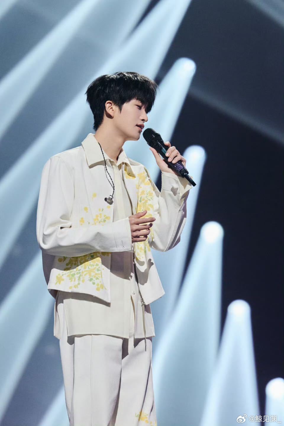黄子弘凡唱歌到底有没有瓶颈期循环了一整晚天赐的两段演唱，越听越疑惑黄子弘凡唱歌到