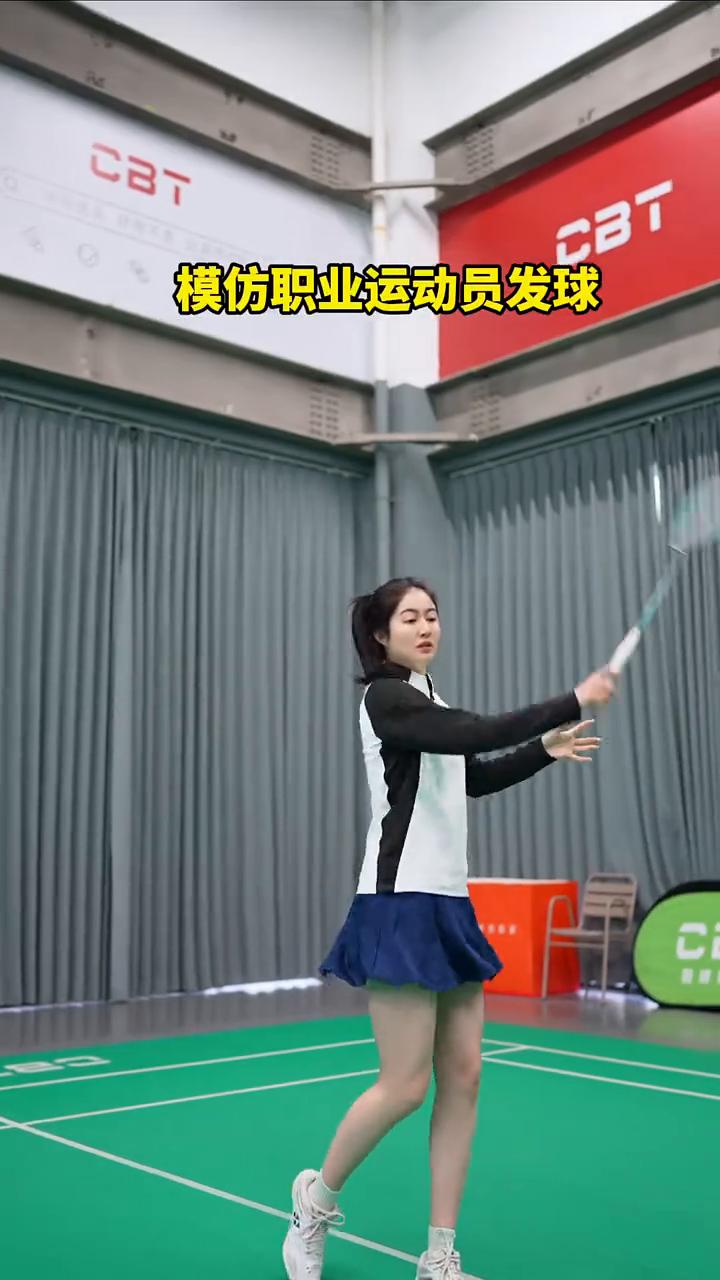 正手发球。
这是一个错误的发球。为了把球打过网，你选择了曲肘击球，但是这样打出去