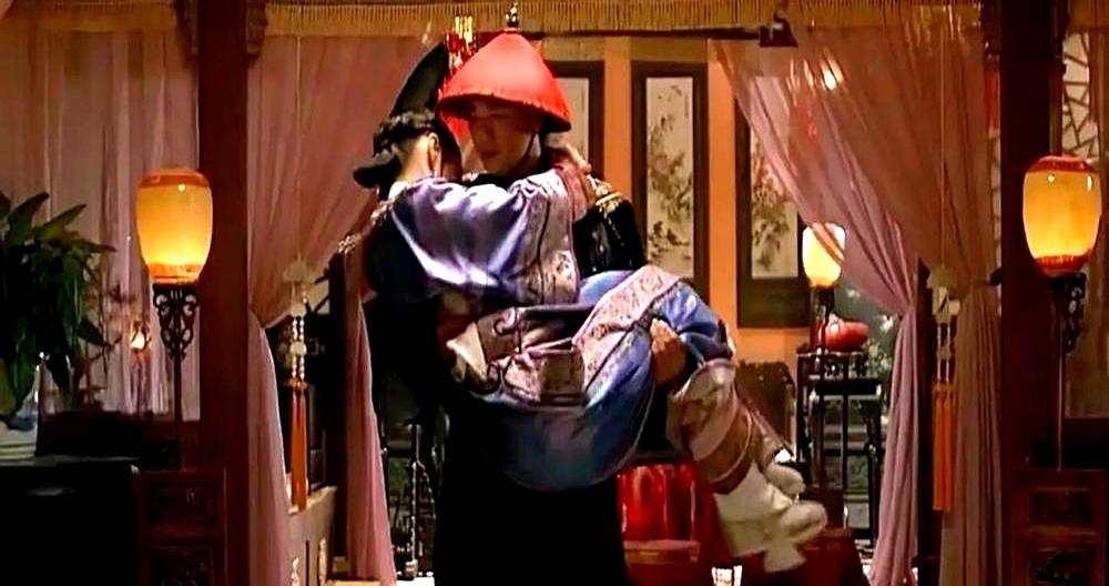 一个月翻牌27次，是雍正设下的最毒杀局。
 
他与甄嬛十指紧扣，转头却像逗弄宠物