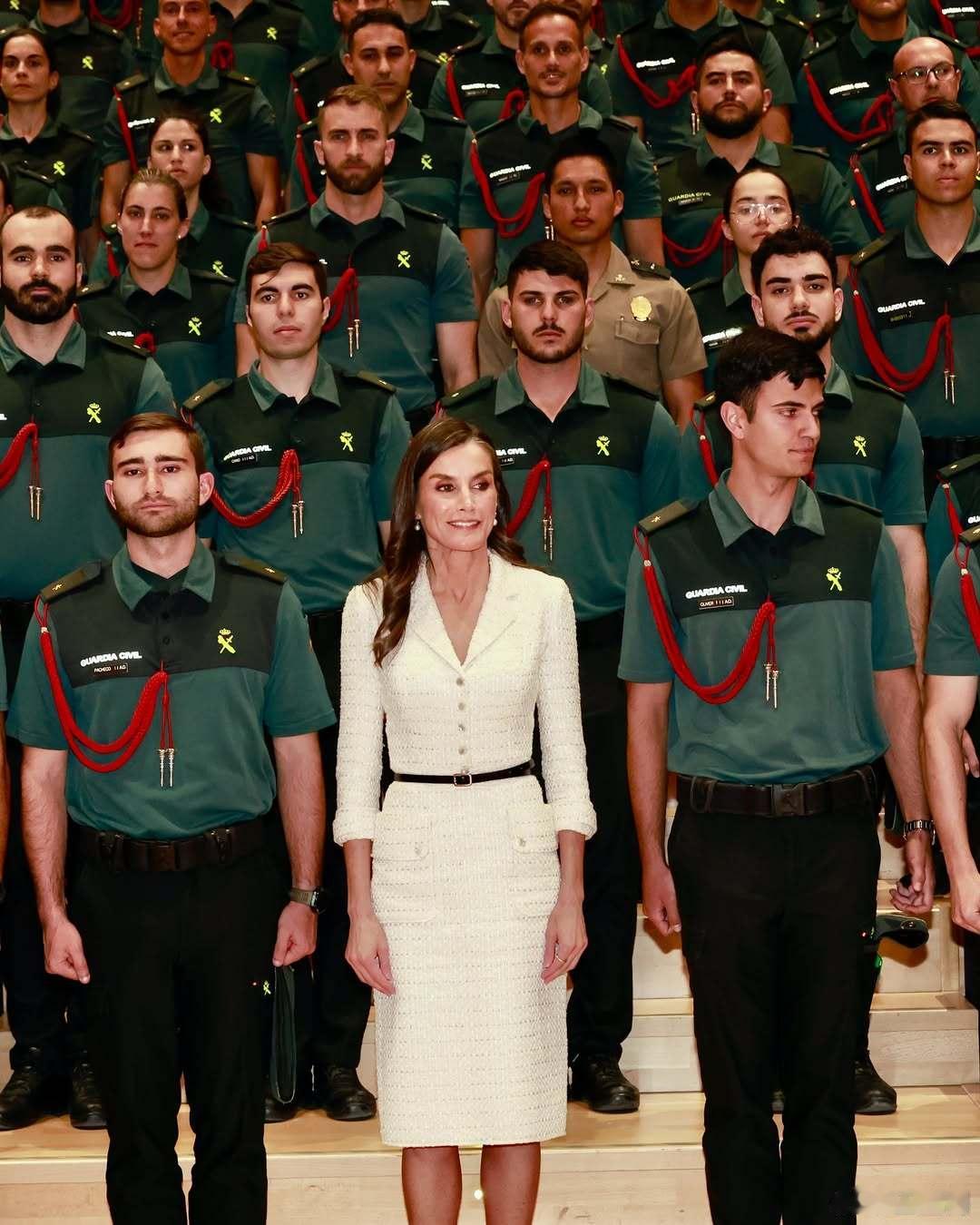 西班牙王室🇪🇸5月21日，莱蒂齐亚王后访问阿兰胡埃斯国民警卫队军官学院。世界