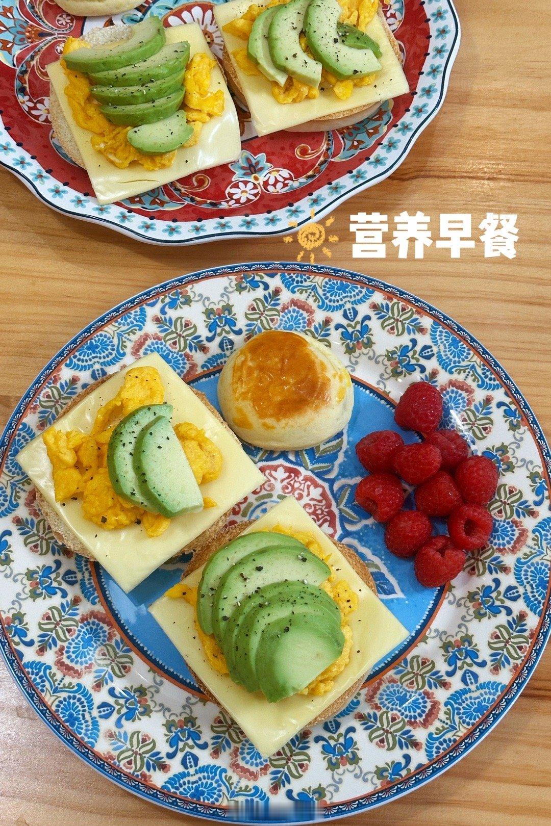 #营养师妈妈的快手早餐# 陪读妈妈的生活简单又充实。每天5点半起床，6点半做早餐