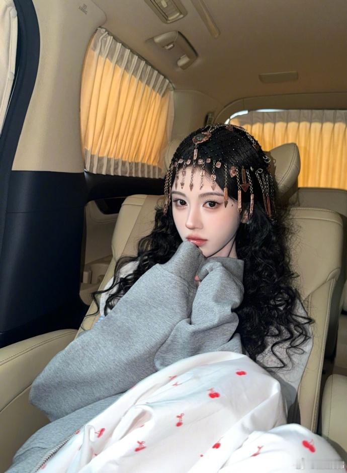 鞠婧祎卷发好蛊  鞠婧祎卷发好蛊，真的是好美呀，没有想到这个古风的卷发造型也是这