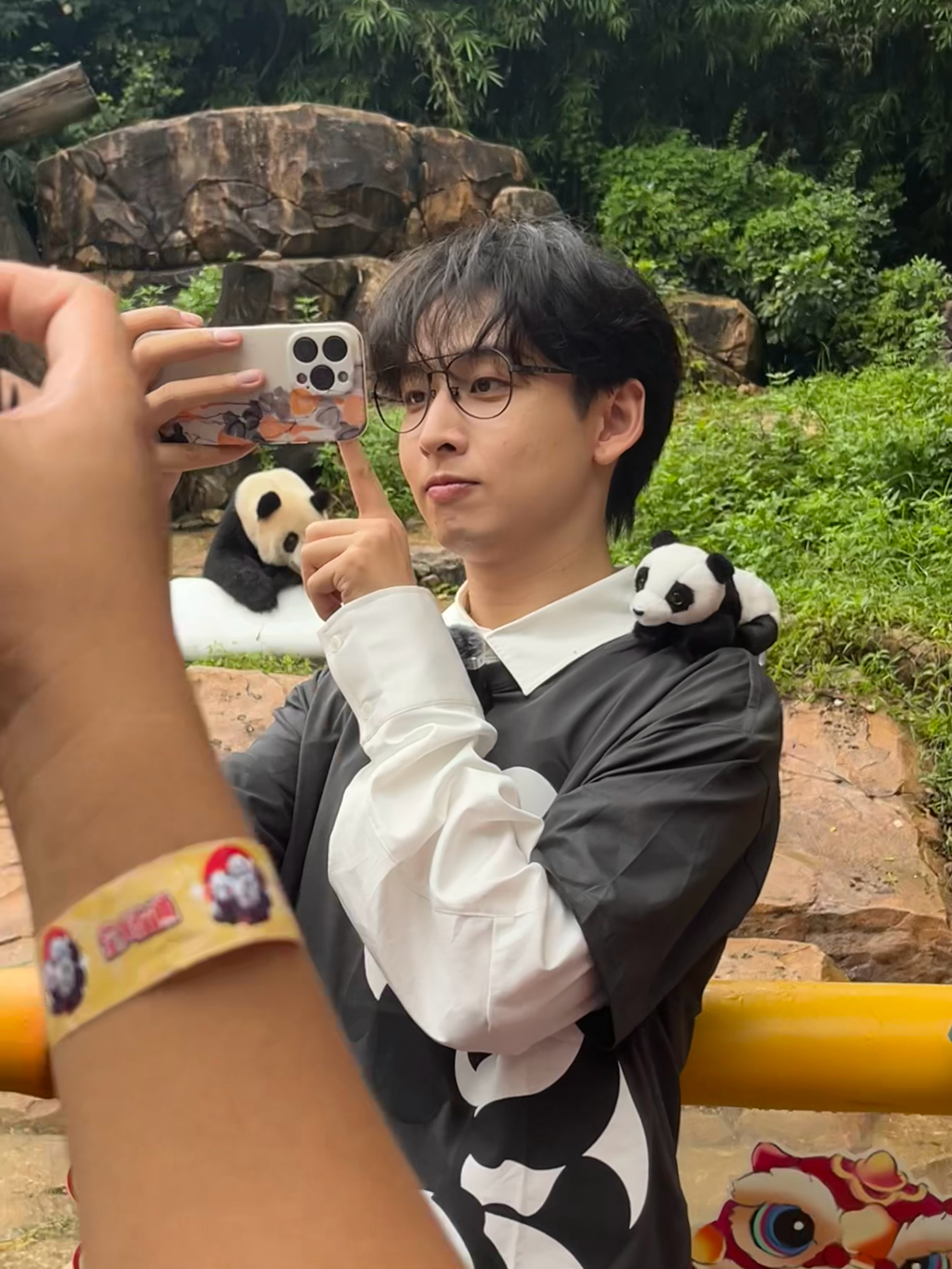 齐思钧齐思钧新歌喂你好吗小齐生日快乐耶翻相册翻到了24年去见你的时候🥺🤲🏻