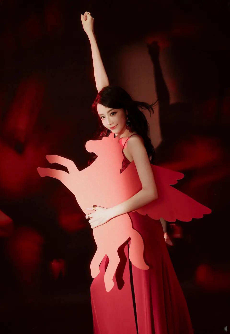 王亚飞不会化妆就别化。。金鹤龙秒得很轻松，王亚飞根本不会化眉毛、眼线、口红。。。