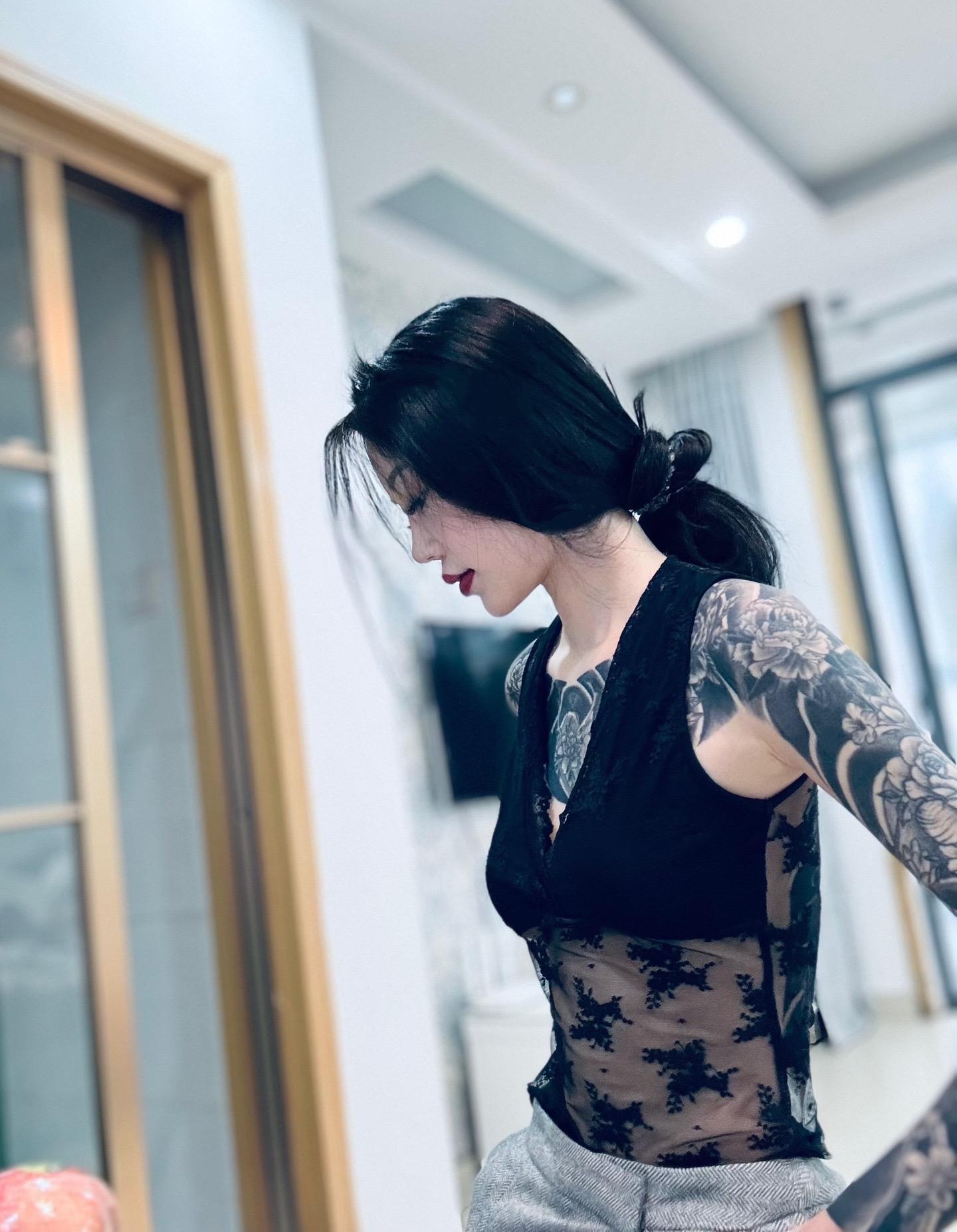 我三岁识得五颜六色 至今二十有余 竟难辨人世界黑白