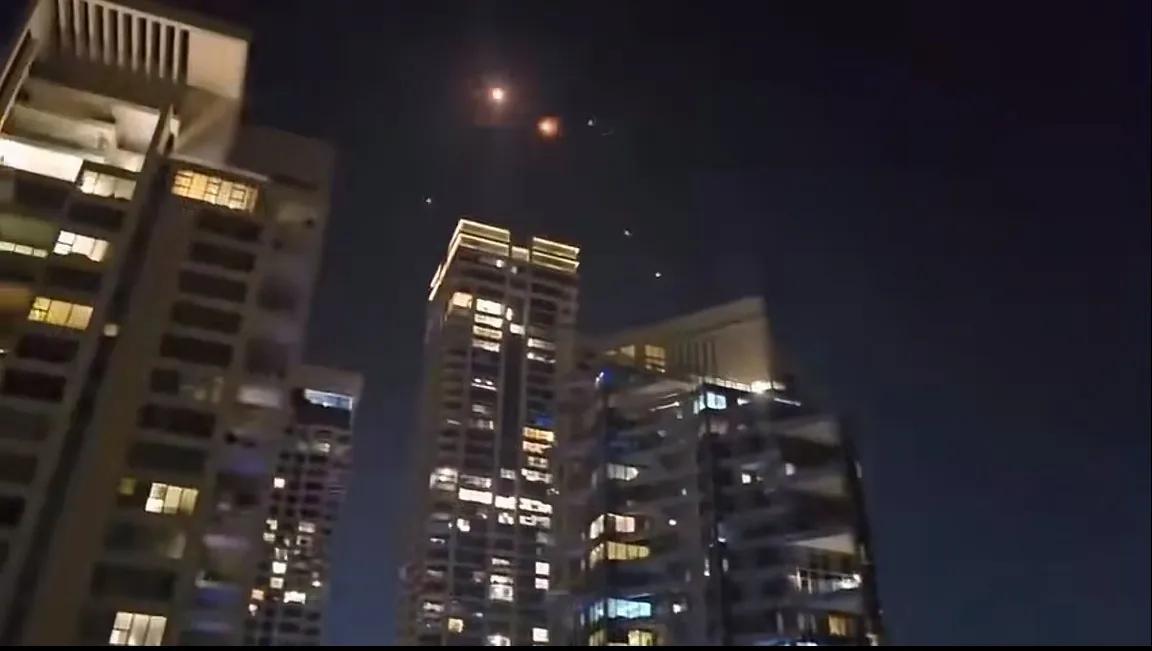 特拉维夫之夜

特拉维夫夜狰狞，
伊弹如猴破寂冥。
昔日张狂行恶事，
今朝祸至罪