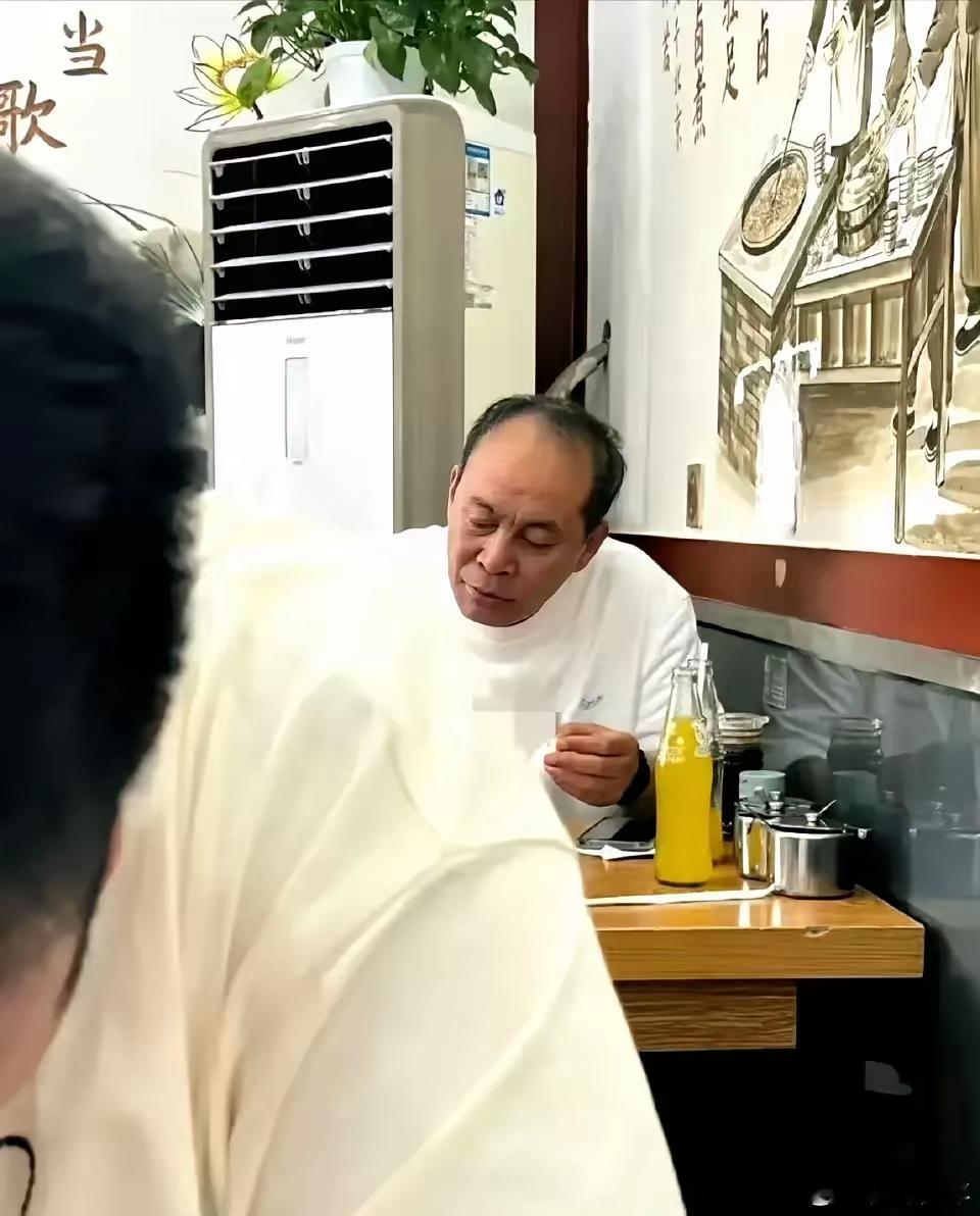 请用一句经典的台词证明你认识这位正在吃面的大爷！ 