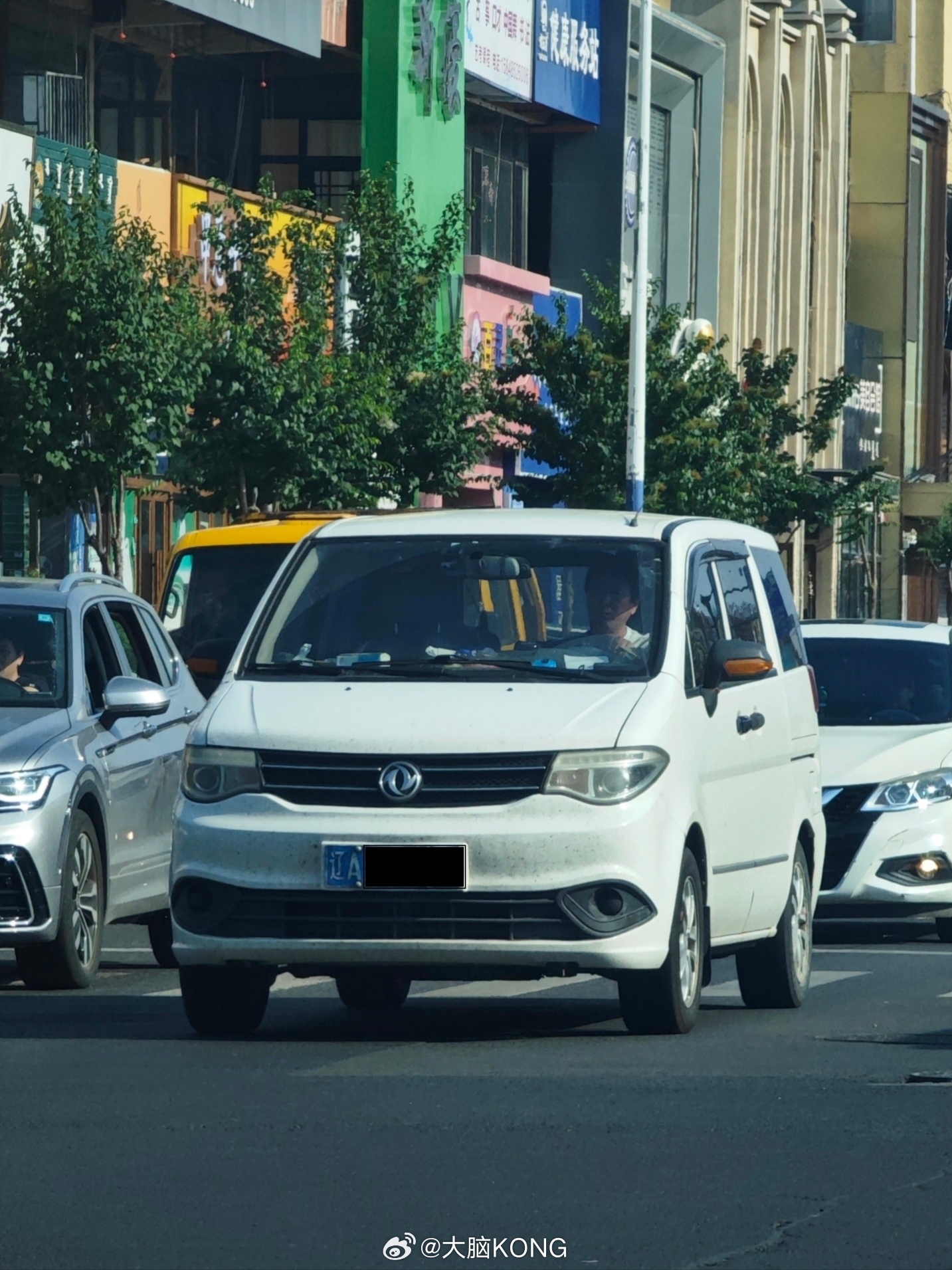 东风帅客(后期)。可以把它看成是简化版御轩(Serena C24)车身+标致30