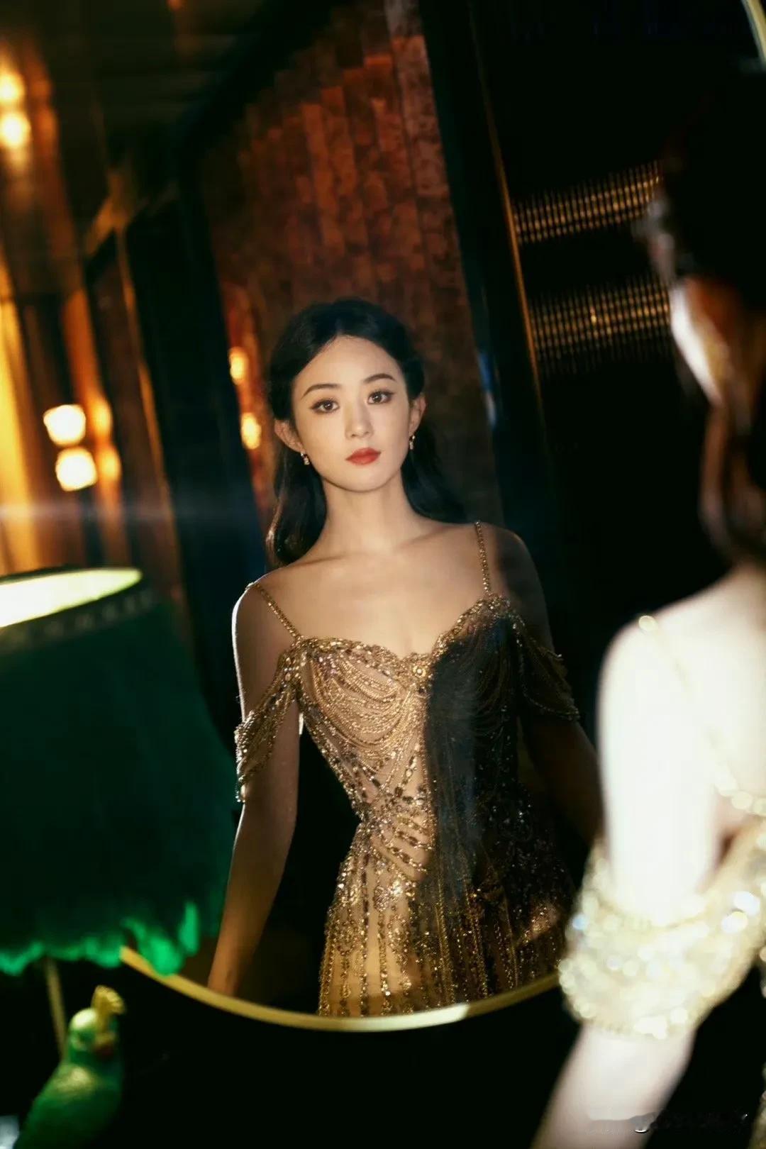赵丽颖亮相亚洲电影大奖造型图集，身穿Elie Saab 2023秋冬高定，华丽金