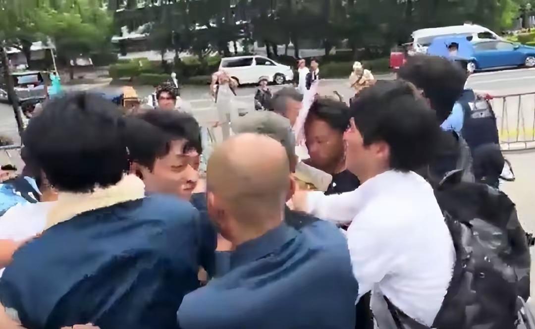 活该！台独分子跑靖国神社表忠心，反遭日本右翼一顿暴揍！
        8月15