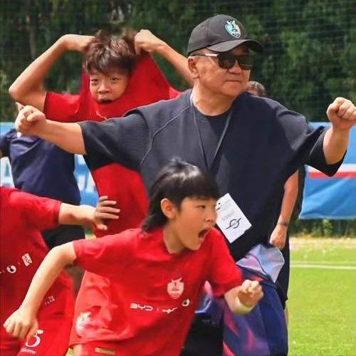 董路自费5800万送孩子进巴萨，却被骂成马戏团团长。

中国足球青训圈最近因为董