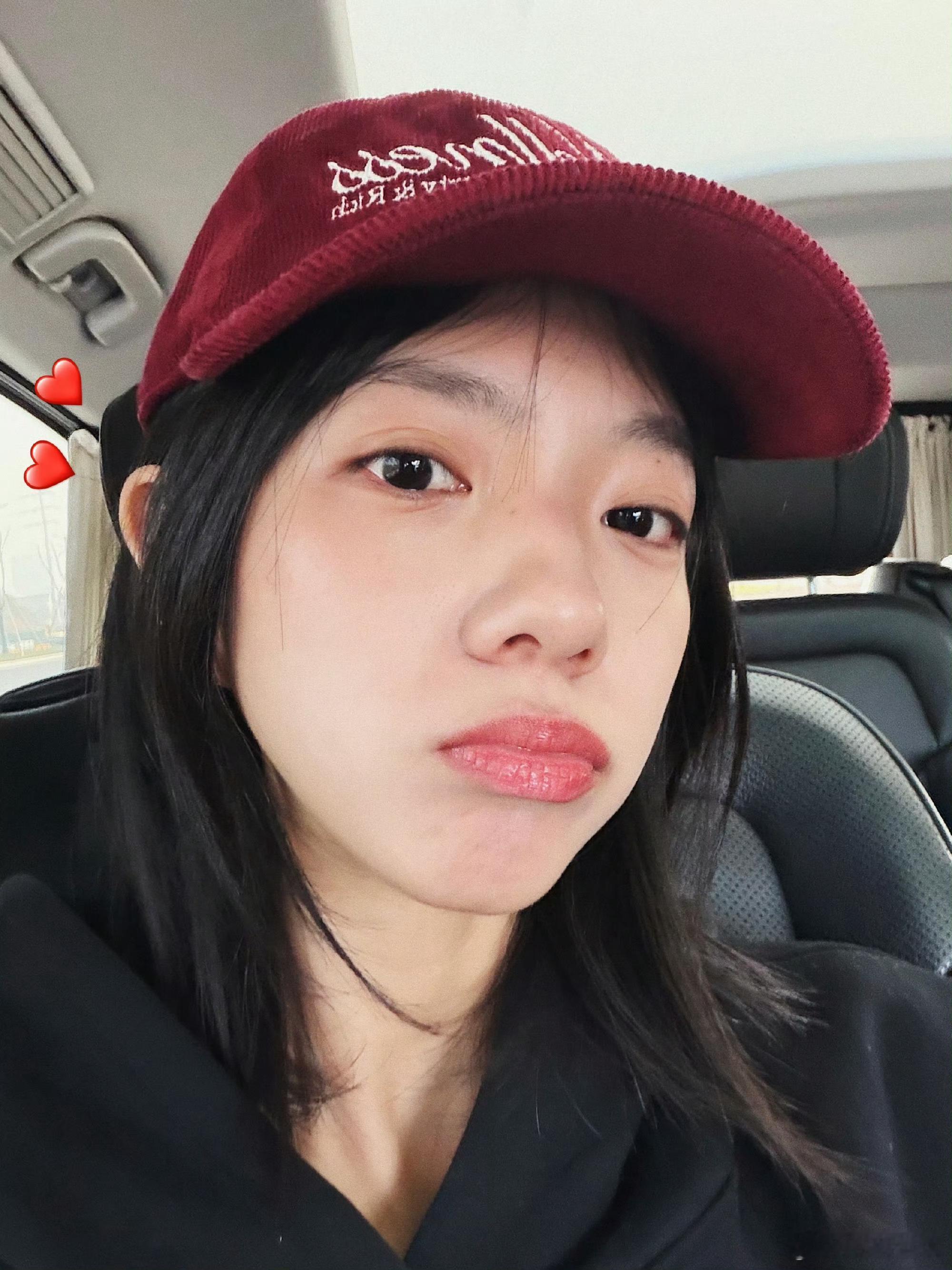 庄达菲车内四宫格自拍，素颜状态直接美出新高度。庄达菲