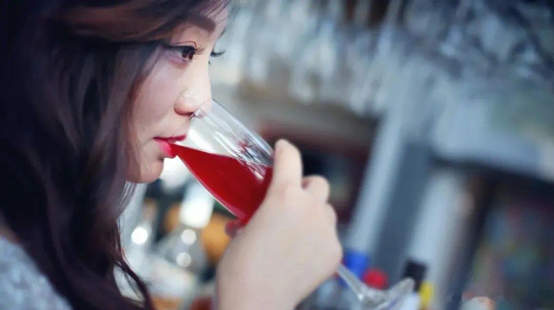 莲语·默斋主人原创自由诗一池翠盖，被晚风铺展成软绿绸淡香浮漾水面，轻得不肯惊扰波