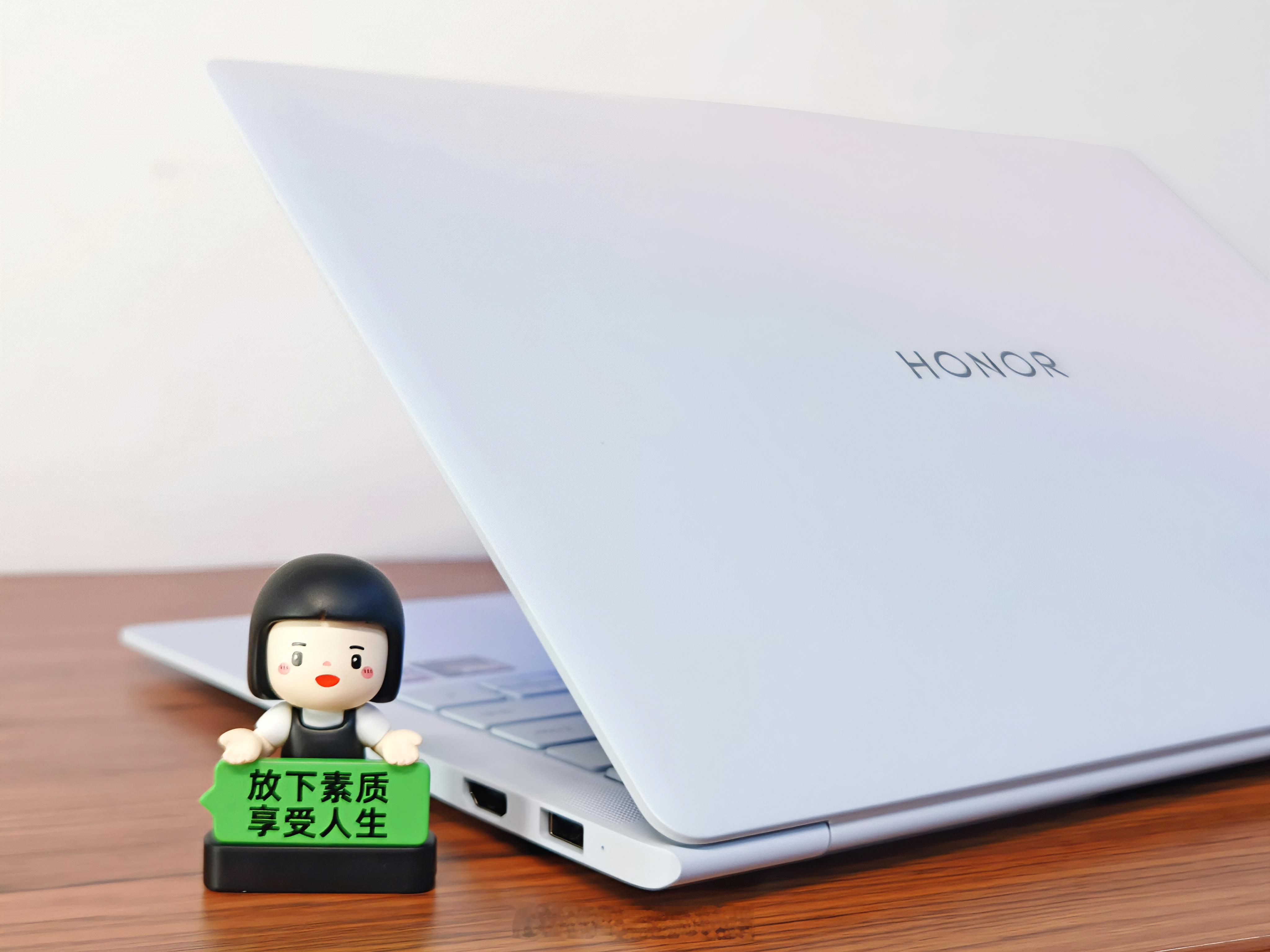 给即将发布的荣耀MagicBook Art 14 2025顶部磁吸一些小配件，感
