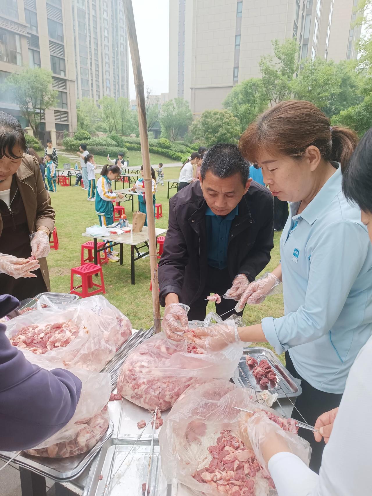烟火暖邻里 烧烤致谢宴
5月15日下午五点半，蒲城碧桂园小区里暖意融融、烟火升腾