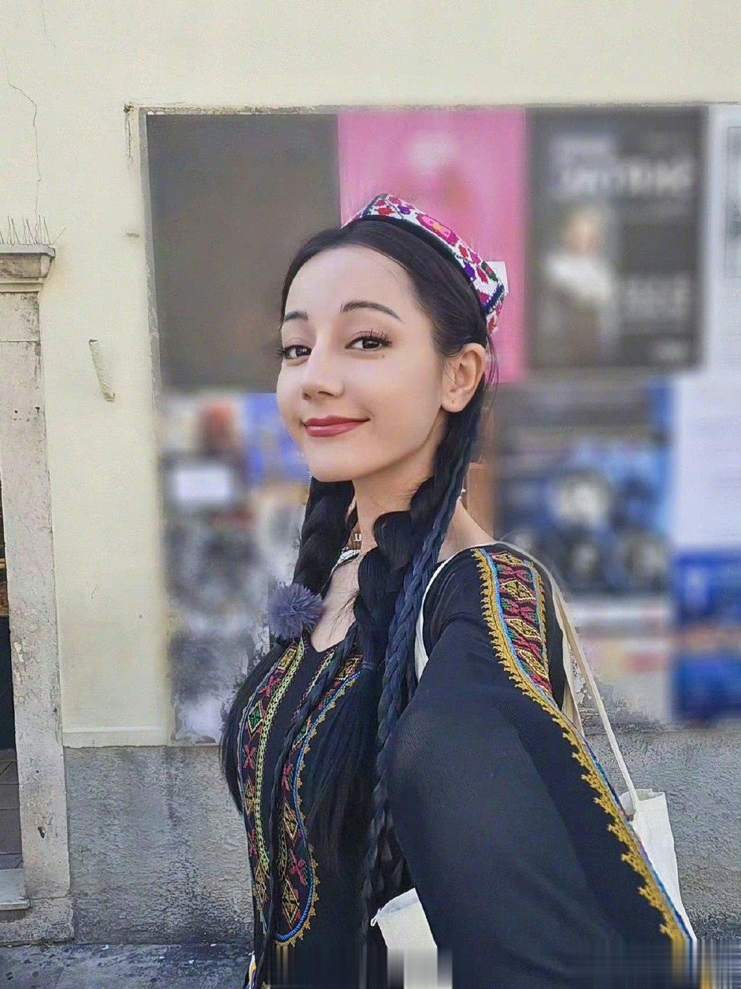 #迪丽热巴跳家乡舞献给克罗地亚##迪丽热巴新疆服自拍#啊啊啊啊好美 ​​​