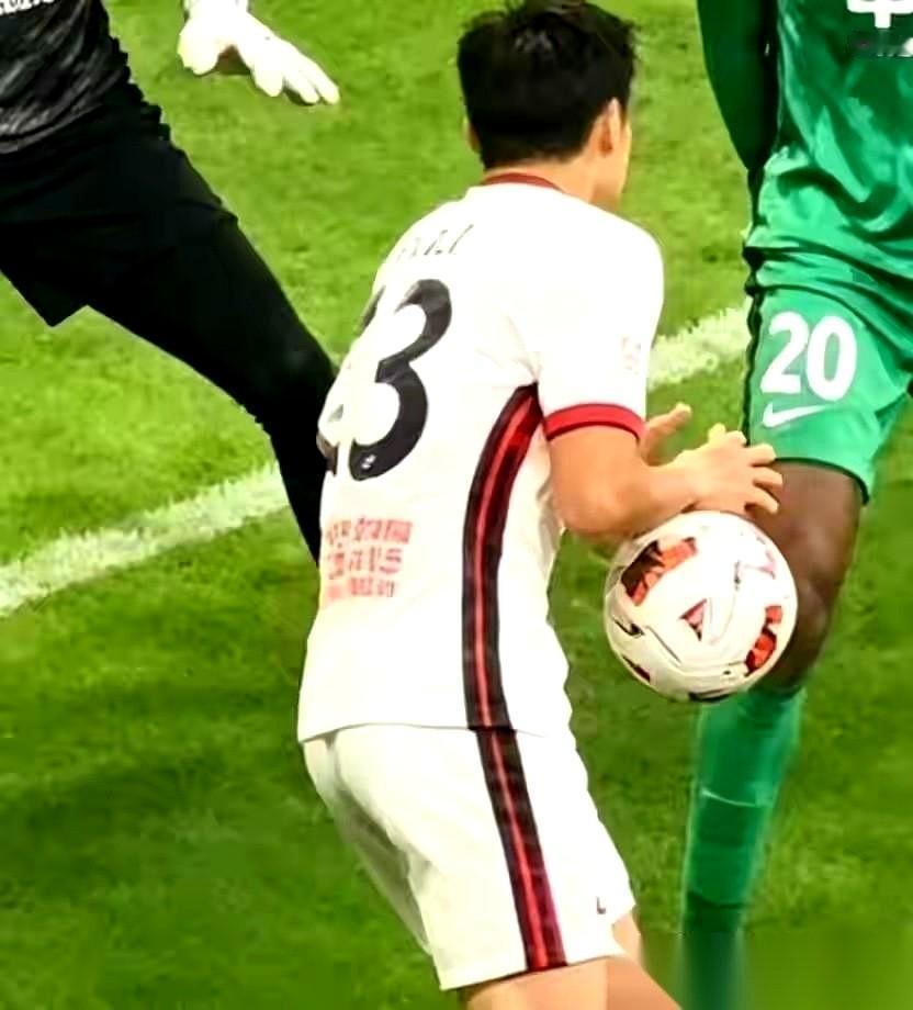 看到廖力生那张六指图，我第一反应不是笑，是心疼。
一个在场上拼了90分钟的球员，