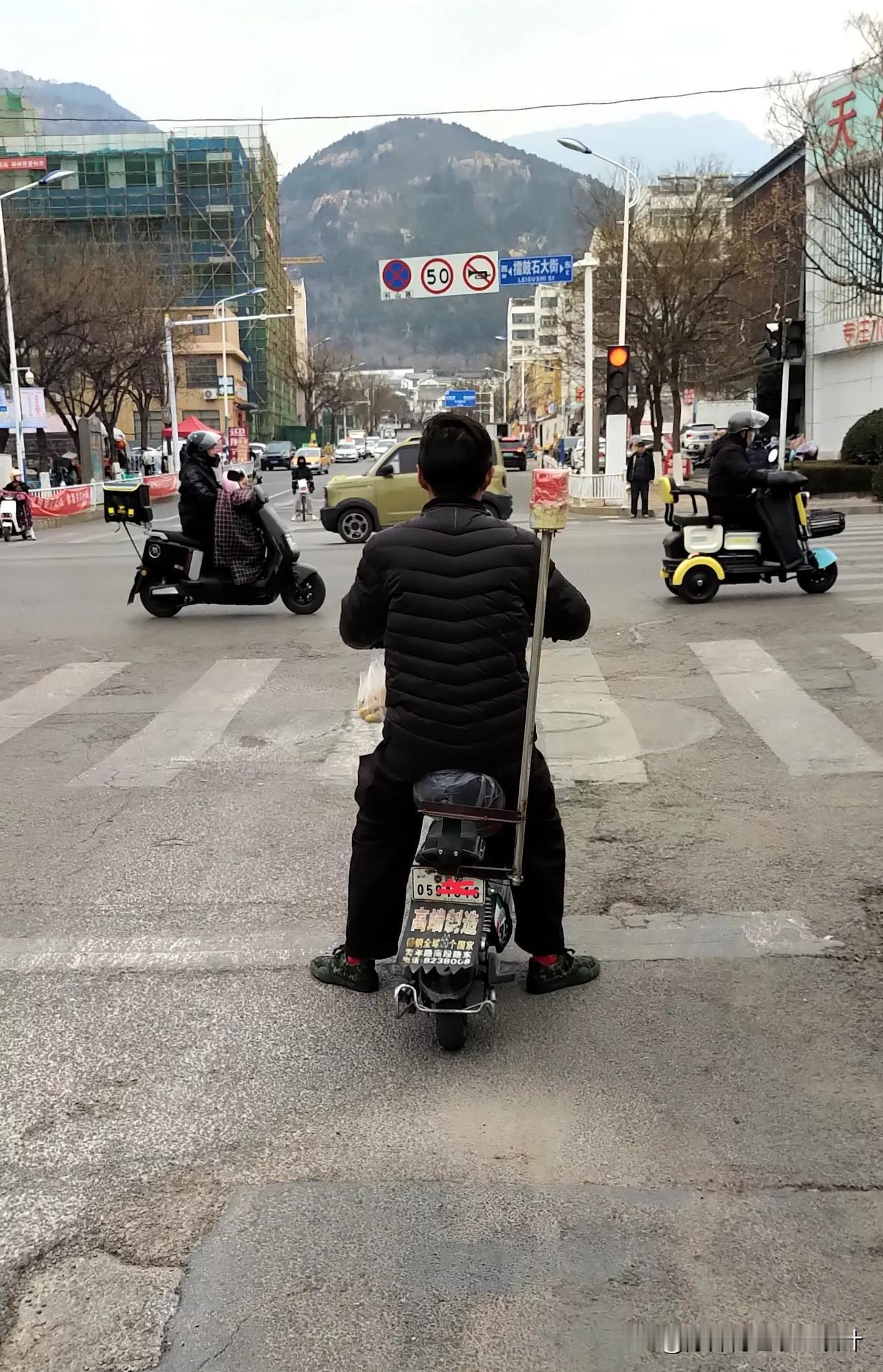 在泰安的街上 ,路遇一景 .这位兄弟的电动车真霸气, 目测是用角铁+钢管用了几圈