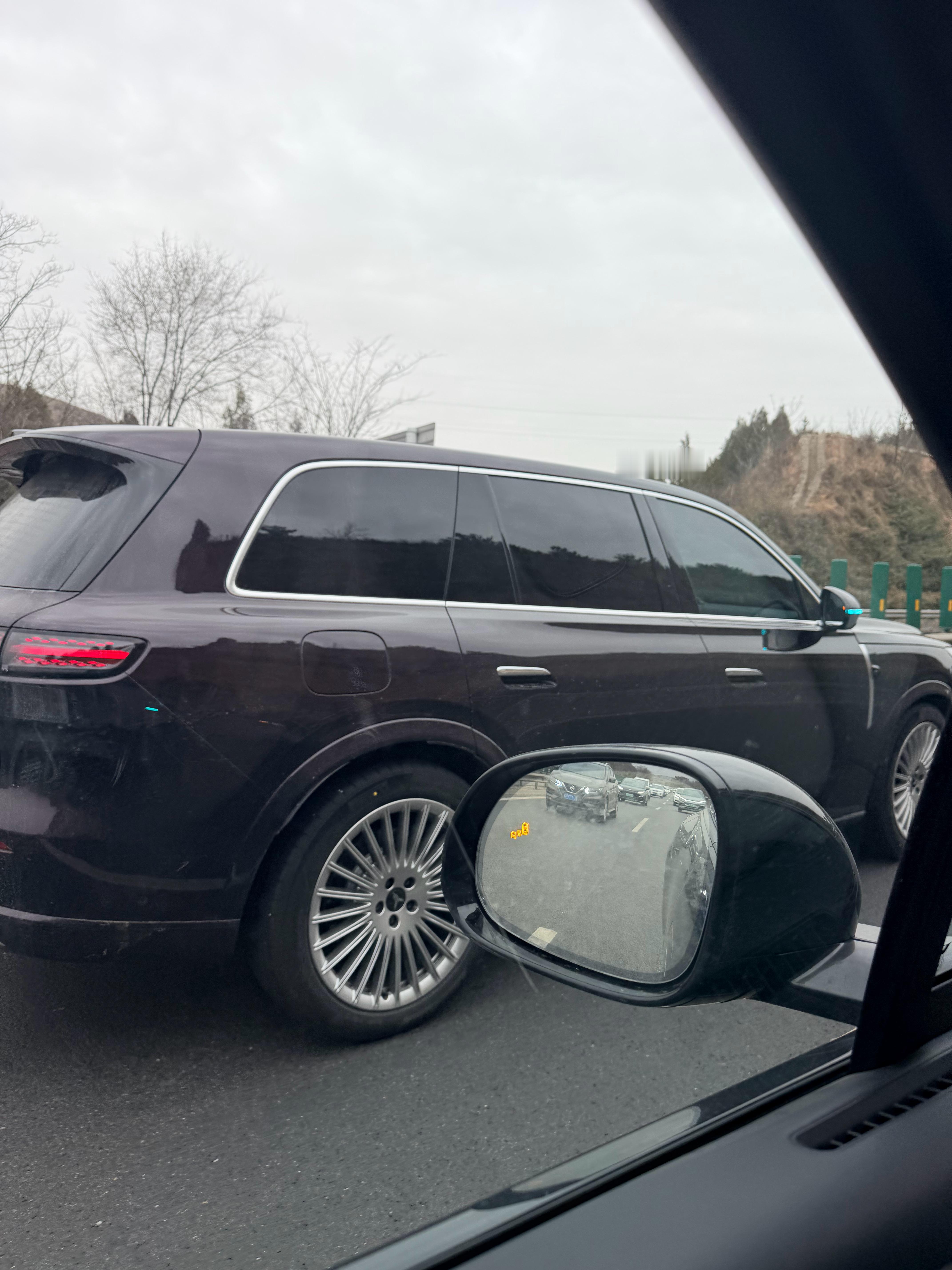 岚图泰山，走在它身边觉得真的大～ 