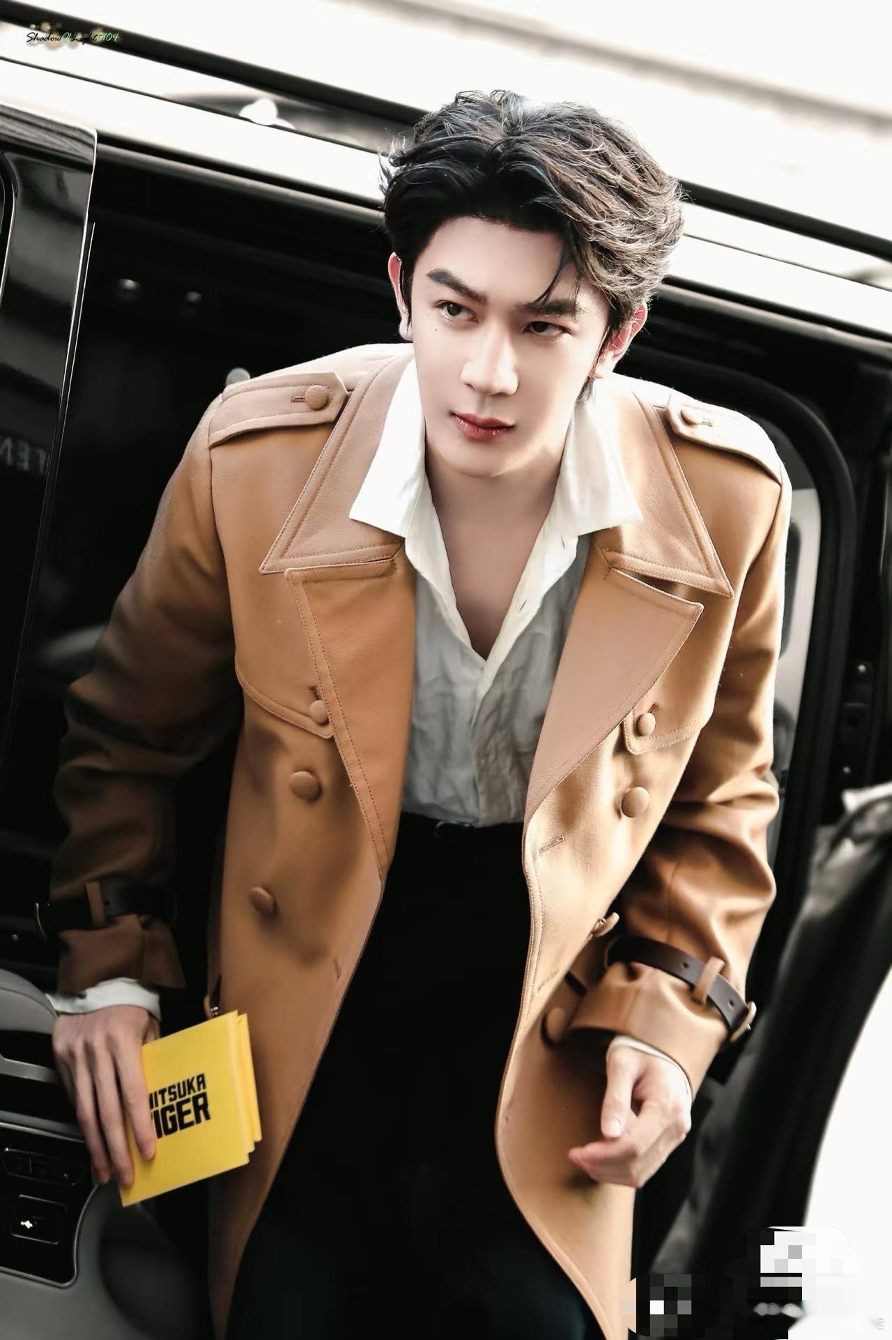 夏之光好锋利的眉眼 名不虚传，立体眉骨利落眼型，清冷贵气感拉满，骨相线条绝到离谱