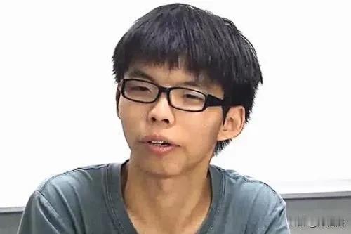 这货是Hong Kong祸乱时的头领，黄之锋。四年多的牢狱之灾并没有让他有感谢组