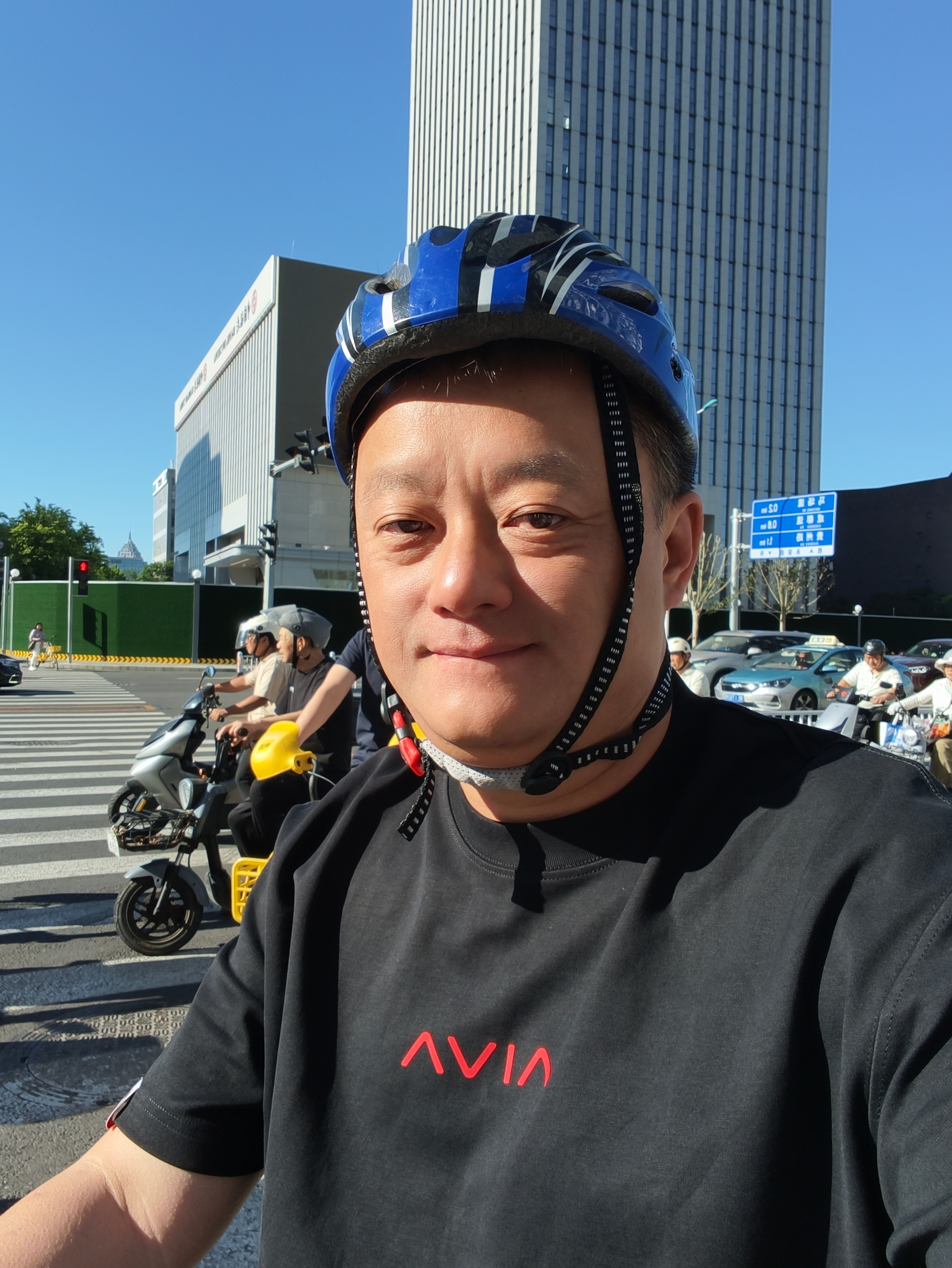 今天我送娃，我是个爱娃的人，所以穿AIVA其实有人说AIVA抄袭阿维塔的英文拼写