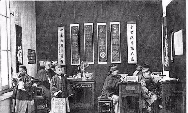 “你昨天逃学被老夫子发现了，夫子说今天要抽背《论语》，不会就要受笞了！” “快，