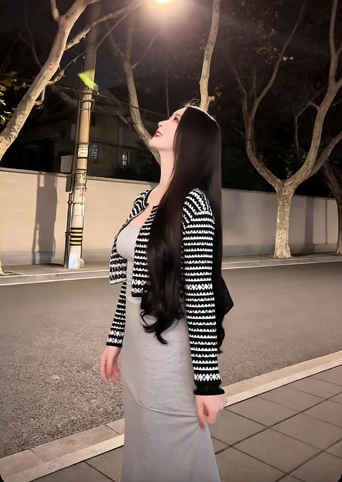 夜晚街头的优雅时光，黑白色调与长裙的完美搭配。