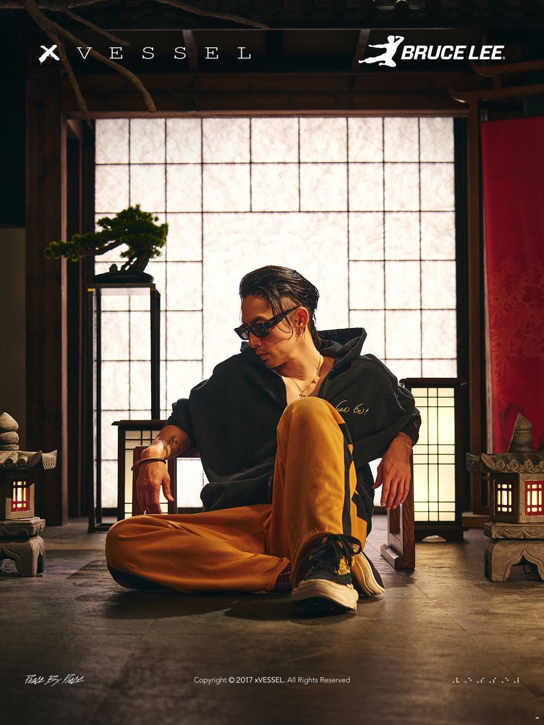 上身演绎李小龙联名系列服饰xVESSEL x 李小龙联名系列休闲连帽卫衣正面刺绣