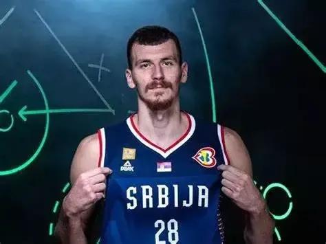 
认真看了比赛录像，南苏丹队员不是故意肘击塞尔维亚队员的，但是结果还是很悲惨，塞