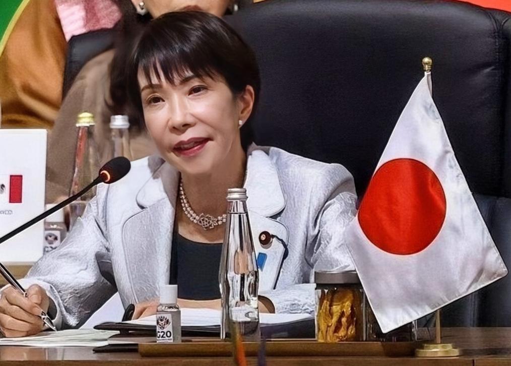 万万没想到啊！高市早苗这么虚伪。

12月17日晚上，她在官邸开临时记者会，对着