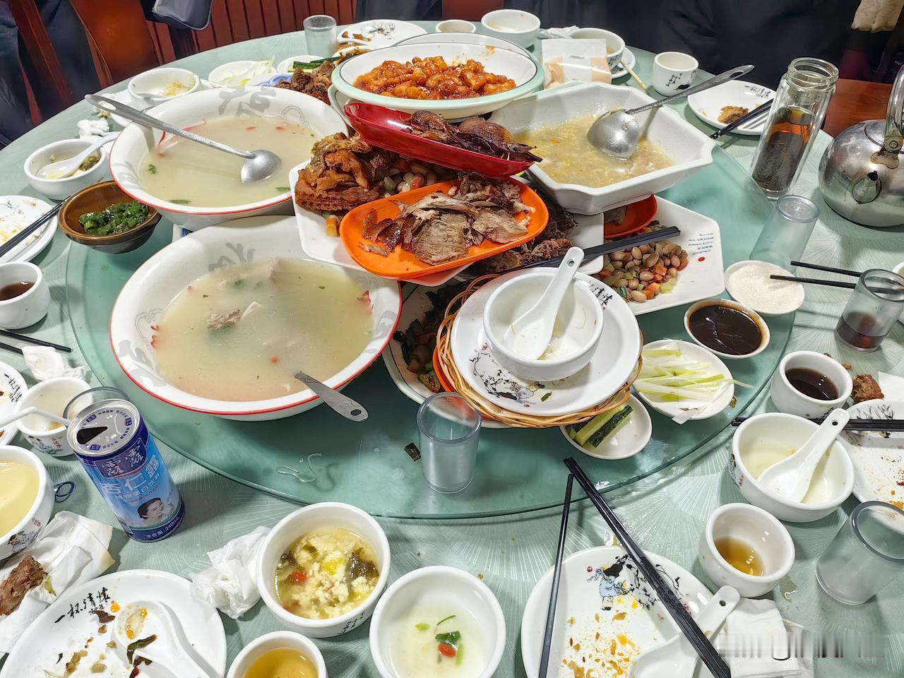 宴席之上，觥筹交错间，总少不了满桌佳肴的身影。可不少时候，为了排场与面子，菜品一