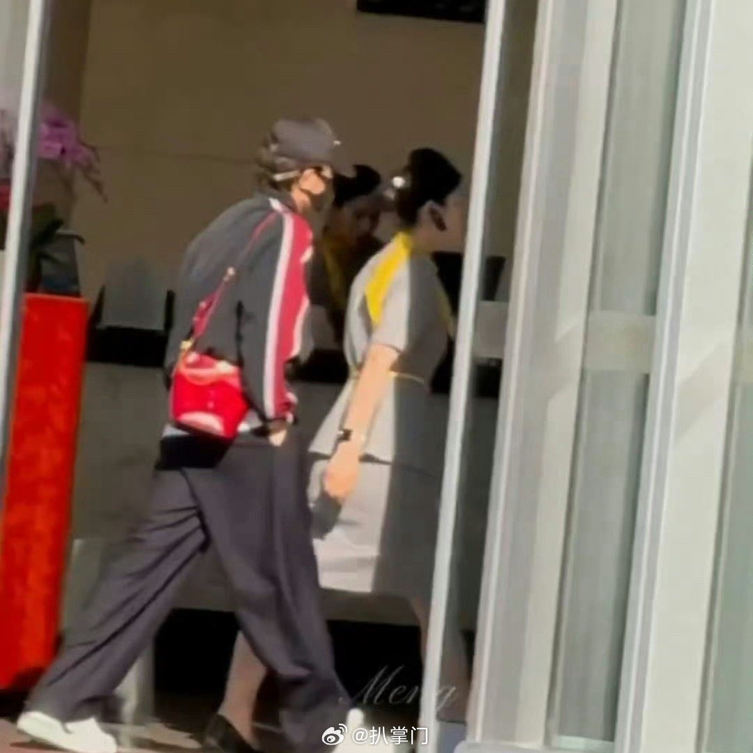 丁禹兮厦门演唱会出发路透 丁禹兮厦门演唱会出发 哇哇哇哇，不愧是全能偶像啊！！丁
