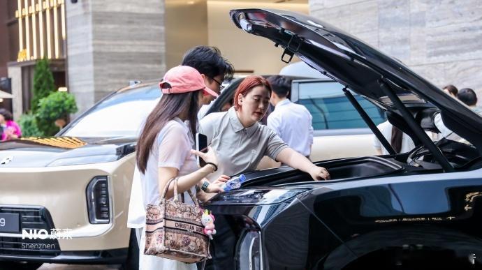 蔚来ES9展车抵达全国门店蔚来ES9展车已到全国门店，人气火爆，该车预售52.8