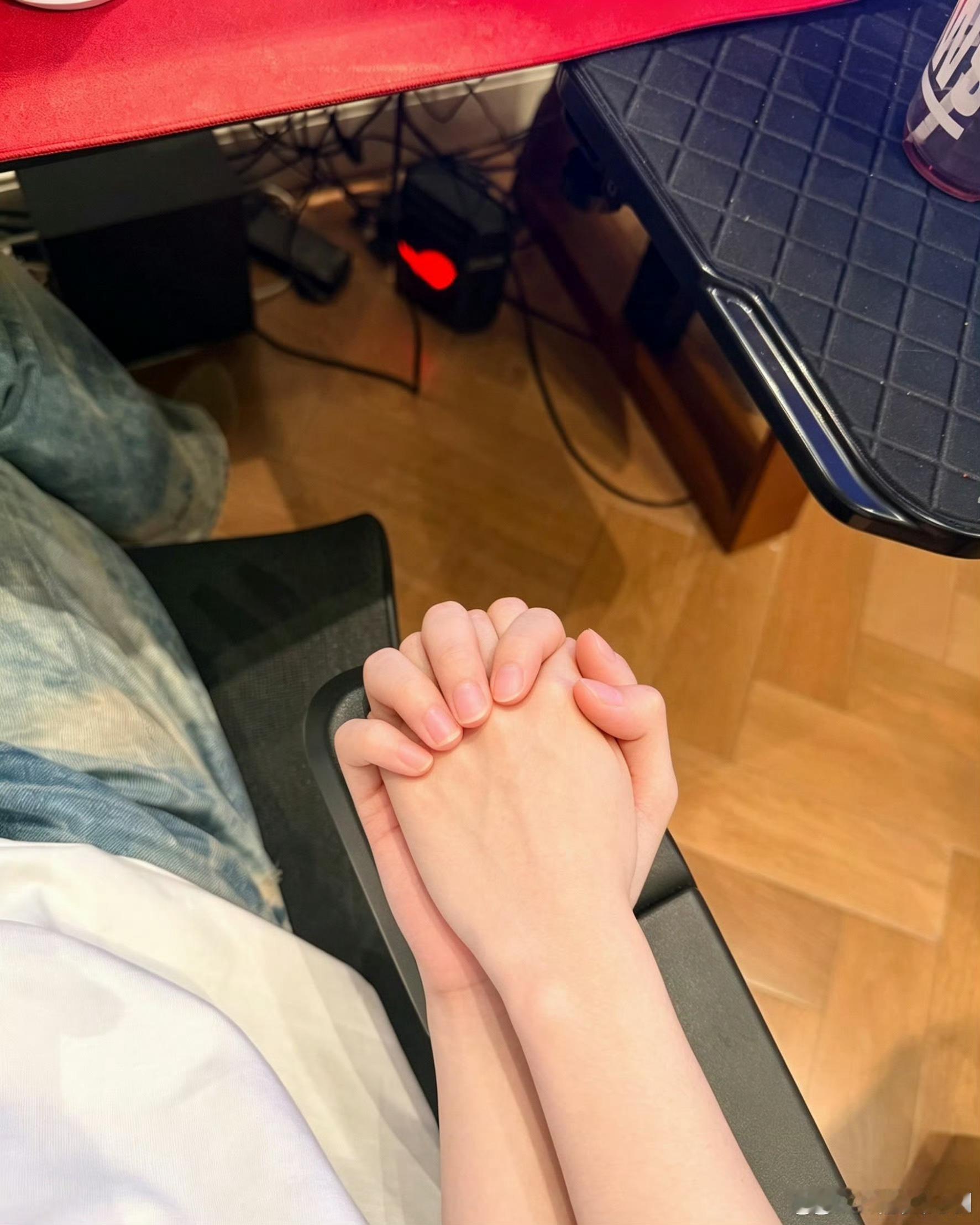 小精灵也晒出过七夕照片了！但是被网友发现是P的图！有点心酸啊！小精灵