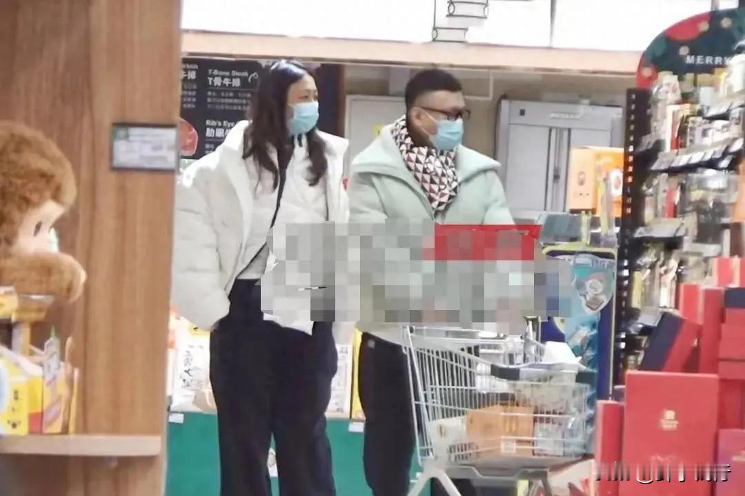 他低调现身超市，与模特妻子共享家庭时光 。日前，有媒体捕捉到了一组引人关注的照片