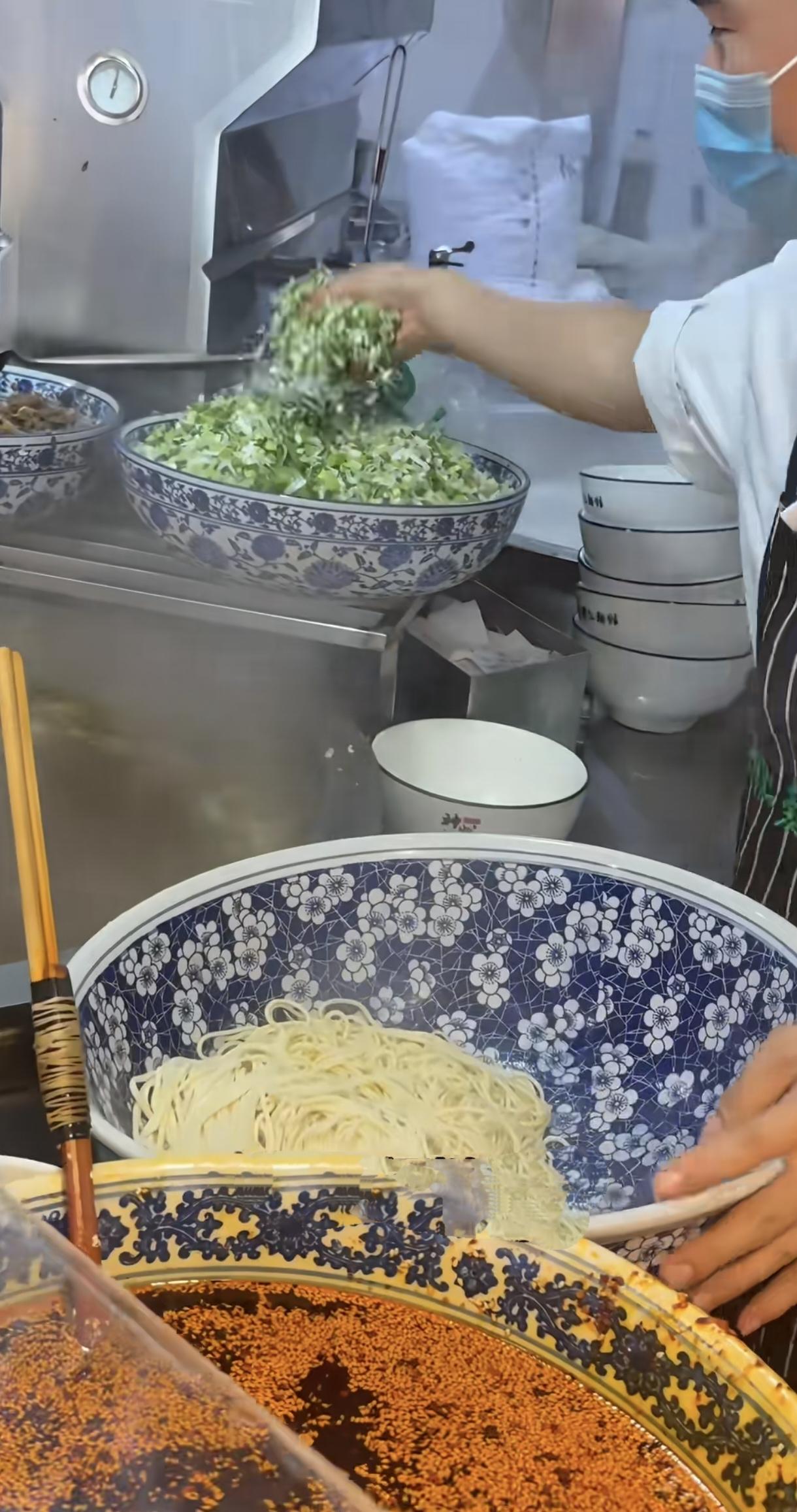 这一大碗5份正常的量，本地人吃的很少，到这个也不是什么噱头，更是一种特色而已。只