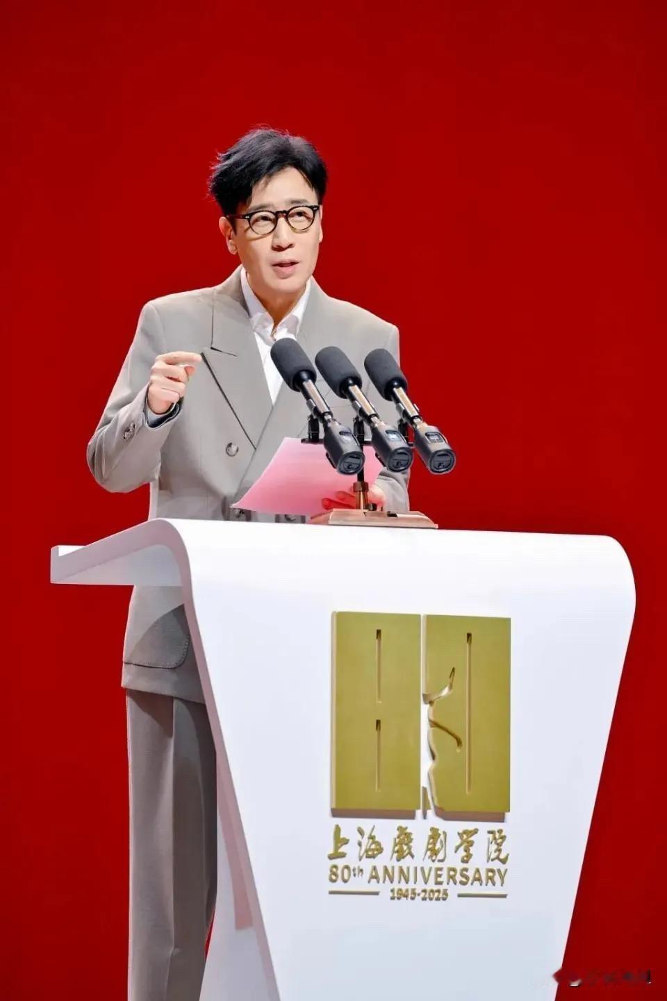 我怀疑过于和伟的“低调”是不是人设，  
也以为校庆不过是明星走个过场。  
直