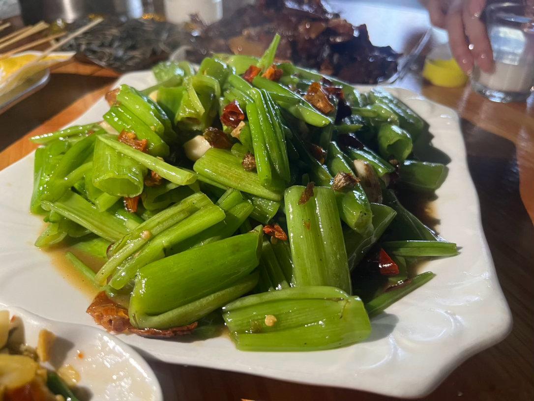 带着我这两年历史新低的体重出门（也没多低），出门前已和部分朋友官宣了我会为土菜发